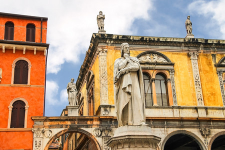 雕像作家意大利维罗纳领主广场上的但丁阿利吉耶里纪念碑德拉图片