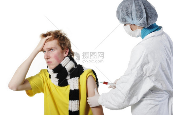 流感医生在办公室为一名青年男子注射一针的医生保护白色图片