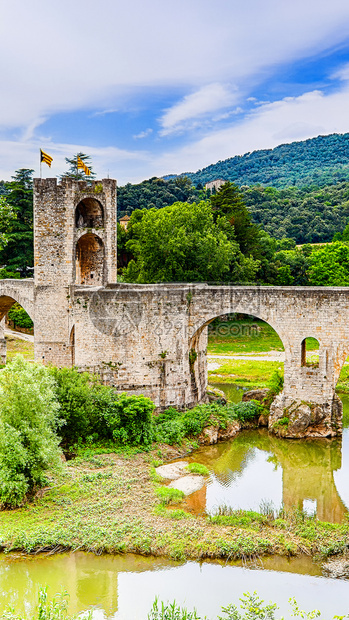 建造加泰罗尼亚赫纳贝萨卢河上的罗马式桥梁加泰尼亚语游客图片