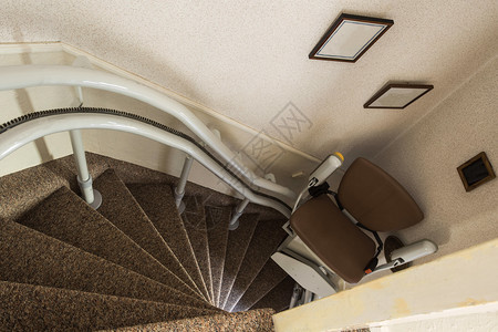 帮助倾斜的移动带残疾人或老年上下楼梯的机械升降椅老年人家庭残疾用楼梯带残疾人或老年上下楼梯的机械升降椅老年人残疾楼梯图片