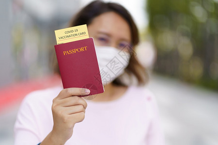 查看或者具有COVID19个人记录卡身份证护照的COVID19接种证明护照或旅行前接种疫苗证书疾病豁免护照和无疫应用程序图片