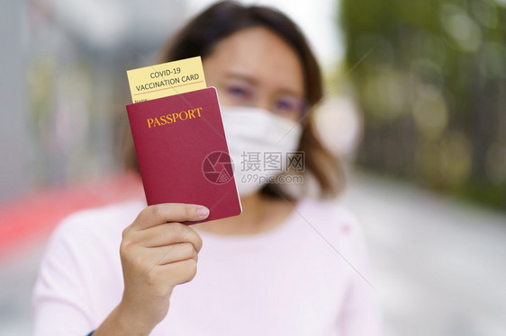 查看或者具有COVID19个人记录卡身份证护照的COVID19接种证明护照或旅行前接种疫苗证书疾病豁免护照和无疫应用程序图片