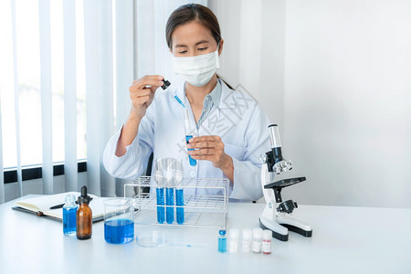 女科学家在实验室做化学研究图片