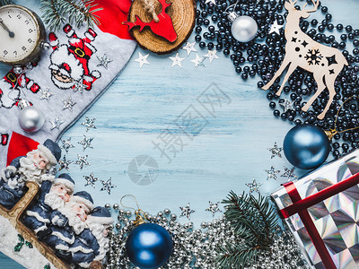 框架木制的圣诞快乐和20年新快乐带圣诞装饰品的美丽卡片从上面看特写平铺地祝贺爱人家亲戚朋友和同事圣诞快乐和20年新快乐优质的图片