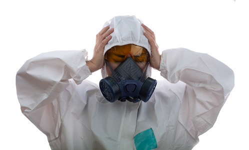 女在化学防护服和气面具中感到紧张白色背景有黄眼镜安全西装女科学家安全感染概念妇女身着防毒面具玻璃病学家白色的图片
