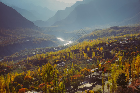 巴基斯坦HunzaNagarValleyGilgitBaltistan森林和河流与Karakoram山脉的自然背景巴基斯坦Kar图片