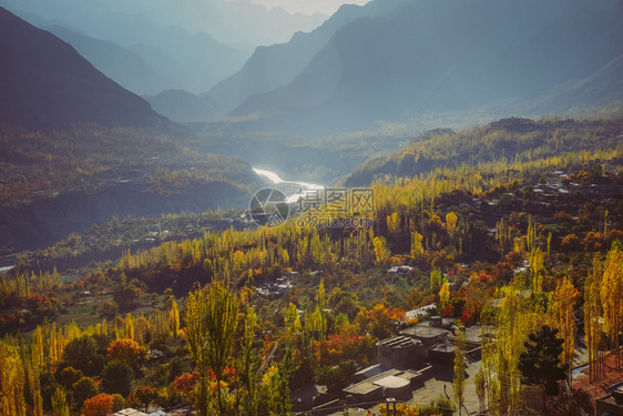 巴基斯坦HunzaNagarValleyGilgitBaltistan森林和河流与Karakoram山脉的自然背景巴基斯坦Kar图片