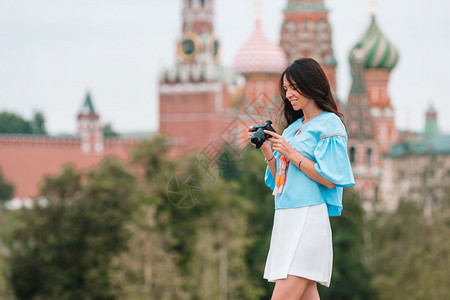 旅行地标游客在莫斯科红广场拍摄照片的年轻女子职业摄影师在户外拍下市内相片她的照来自莫斯科红广场图片