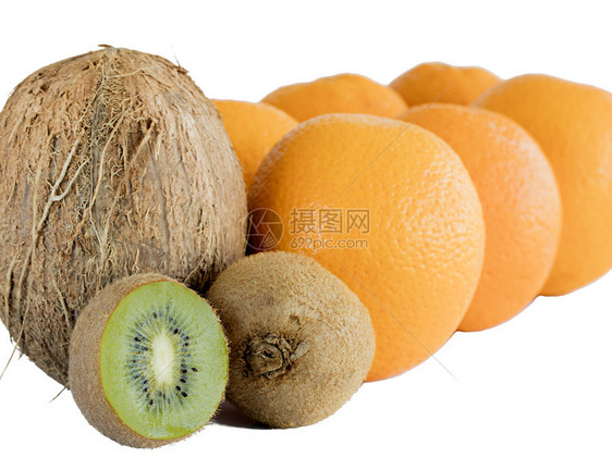 多汁的美味椰子背景上切片猕猴桃的多汁果肉和白色孤立背景上的一堆橙子成熟的猕猴桃棕色椰子和白孤立背景上的一堆橙子果糖图片