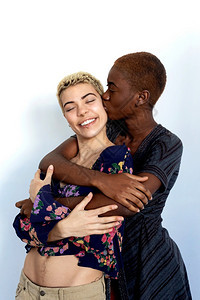 存在衣服喜悦的女士亲吻和拥抱在一起的照片不同种族的人穿着散装衣的人西班牙裔图片