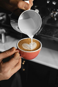 制造准备特写手倒牛奶咖啡2分辨率和高品质美丽照片特写手倒牛奶咖啡高品质美丽照片概念店铺图片
