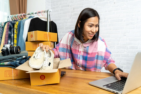 女士亚洲从事笔记本电脑在线售鞋工作的亚洲妇女开始创办小企业所有者电子商务思想概念电子商业卖方命令图片