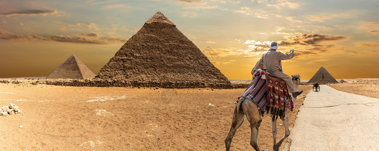 卡夫拉吉萨大金字塔和一个贝杜因沙漠全景吉扎大金字塔和一个贝杜因沙漠全景废墟纪念碑图片
