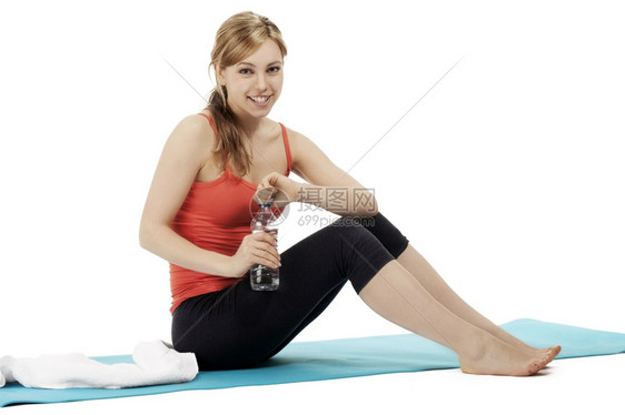 毛巾女孩漂亮的年轻可爱健身女在白色背景上做健身间休息在白色背景上做健身间休息图片