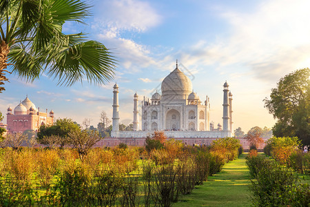 印度泰姬陵著名的印度花园中美丽的TajMahal印度花园中的AgrabeautifulTajMahal旅行对称背景