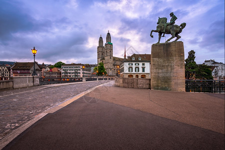 瑞士苏黎世的格罗斯蒙特教堂和市长汉斯沃尔德曼雕像欧洲的建造图片