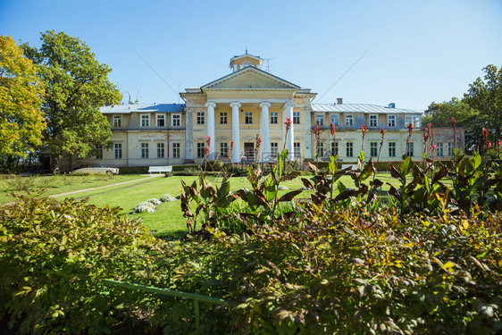 建造拉脱维亚克里穆达市Krimulda旧庄园花于2019年月7日秋天农村历史图片