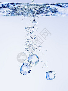 58皮卡酒吧明亮的冰立方体在清澈水中坠落有泡图片