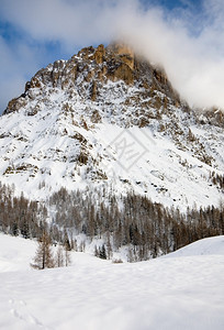 崎岖多洛米蒂一种在意大利北部称为多洛米特人地区的一座雪覆盖山上图片