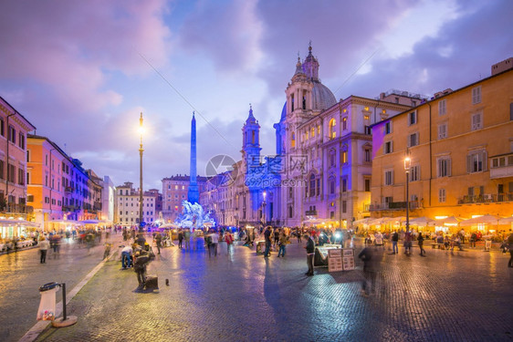 暮色中的意大利罗马纳沃广场旅游的蓝色街道图片