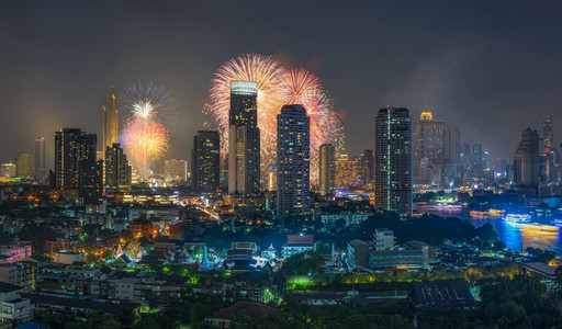 首都派对现代的曼谷市风景河流全的多彩火花爆炸用于庆祝商业建筑和庆祝活动以及新年快乐和圣诞的概念曼谷城市景色河边图片