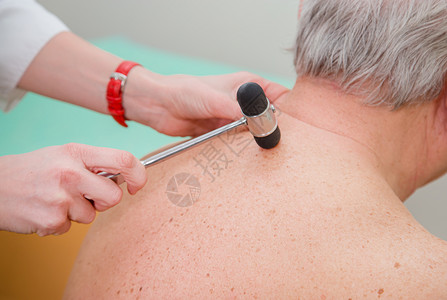 风湿病学骨科医生检查膝反射医生检查理反射试锤医生检查反射理反射试