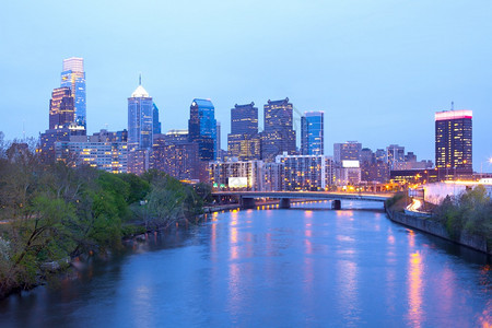 美国宾夕法尼亚州费城Schuylkilli河和城市天际线景观灯穿越图片