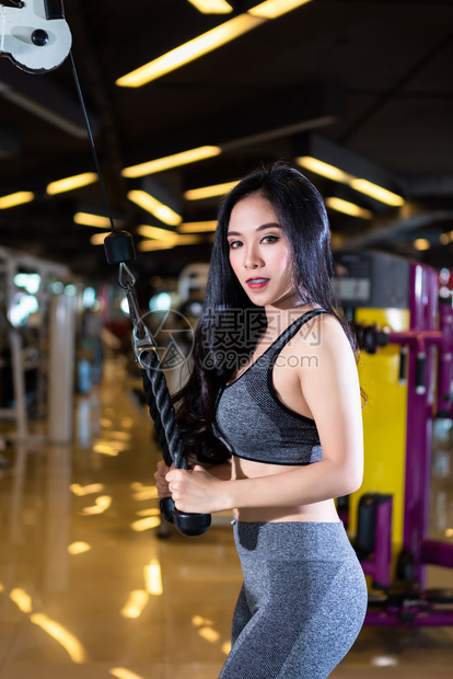亚洲女在体育健身室内和康俱乐部中以运动设备Gym背景体操训练用划线机座位有电缆机器进行锻练训的亚裔妇女运动服排健美图片