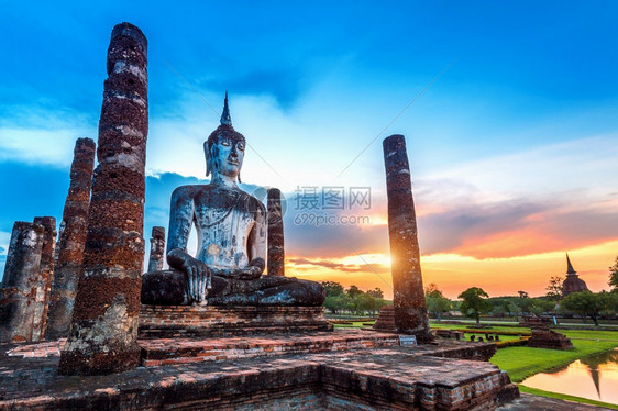 玛哈泰地点在国Sukhothai历史公园WatMahathe寺系教科文组织世界遗产地的Sukhothai地区佛像和WatMaha图片