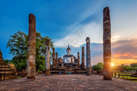 选区在泰国Sukhothai历史公园WatMahathe寺系教科文组织世界遗产地的Sukhothai地区佛像和WatMahath图片