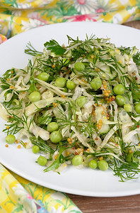 诺什凉拌卷心菜配黄瓜和豌豆用第戎芥末和莳萝调味晚餐木制的图片