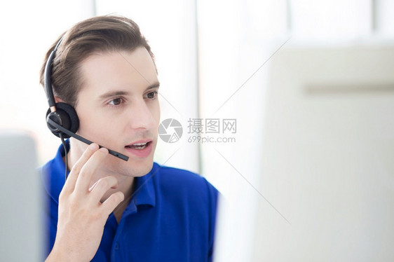 负责办公室支助热线工作的有耳机男子呼叫中心代理员微笑联系工作场所图片