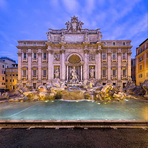 盆地历史的晚上特莱维喷泉和广场在早晨罗马意大利图片