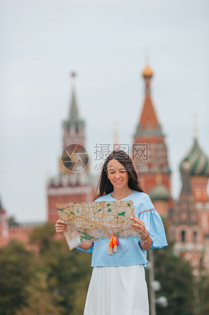 吸引人的成快乐年轻女拥有莫斯科市城户外快乐的年轻城市女旅行图片