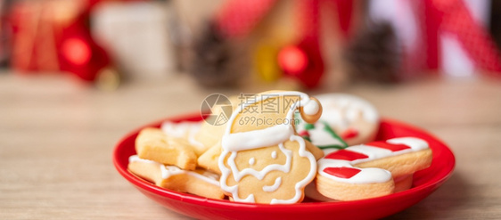 木头圣诞快乐自制饼干在木桌背景Xmas派对节假日和新年快乐概念雪花冬天图片