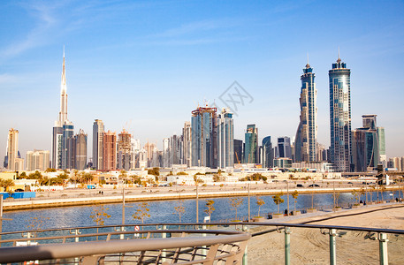 迪拜塔市中心天空迪拜阿联酋2018年月5日迪拜杜市下城摩天大楼和从迪拜水渠看的BurjKhalifa图片