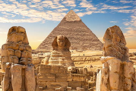 埃及开罗卡夫拉金字塔旁的吉萨狮身人面像和巨纪念碑雕墓图片