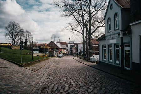 墙德国西部的小城镇古典欧洲针刺和街道设计德国西部鹅卵石旅游背景图片