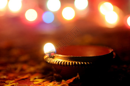 在Diwali庆典期间点燃的Claydiya灯贺卡设计印度光灯节名为Diwali假期兰戈里上帝图片