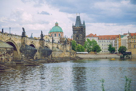 城市捷克语布拉格市游客在查理大桥两侧的雕像和伏尔塔瓦河旅游照片2019年4月25日城市景观图片