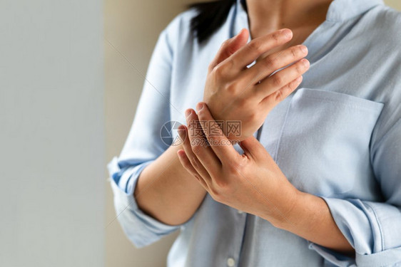 受伤卫生保健妇女手腕疼痛长期工作办公室综合症保健和医学概念压力图片