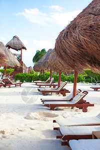 美丽的热带海滩和加勒比白色滩上有沙的防晒床夏令丰富多彩的蓝色图片