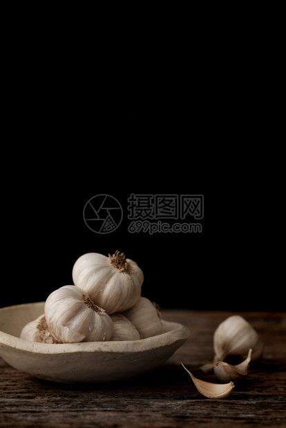 受欢迎的自然大蒜泡在黑暗色背景和复制空间的大蒜灯泡生命中它是一个亚洲流行的草药食品味道图片