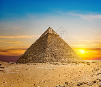 埃及吉萨沙漠日落时的舍夫伦金字塔日落时的舍夫伦金字塔教科文组织著名的考古学图片