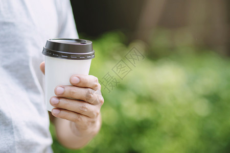 男人是握着热咖啡的酒吧在室内早晨图片