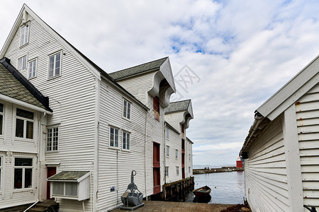 惊人吸引力拥有令愉快的Jugenstil房屋的挪威海洋城镇Alesund湖图片