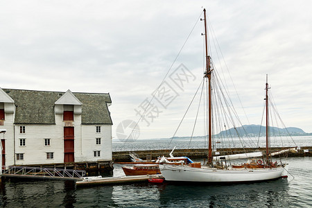 拥有令人愉快的Jugenstil房屋的挪威海洋城镇Alesund水巡航全景图片