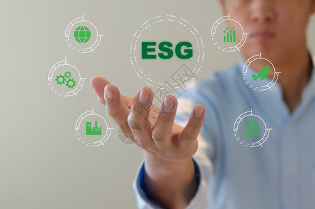 生态的环境社会和治理ESG投资组织成长商人在虚拟屏幕上递词绿色图标自然图片