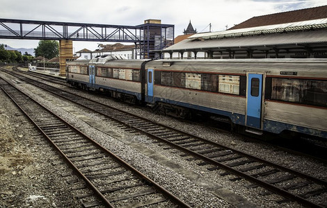 速度到达2018年9月Bruges比利时布鲁日2018年9月看到在布鲁格火车站BruggeRailwayStrap的标志铁路图片