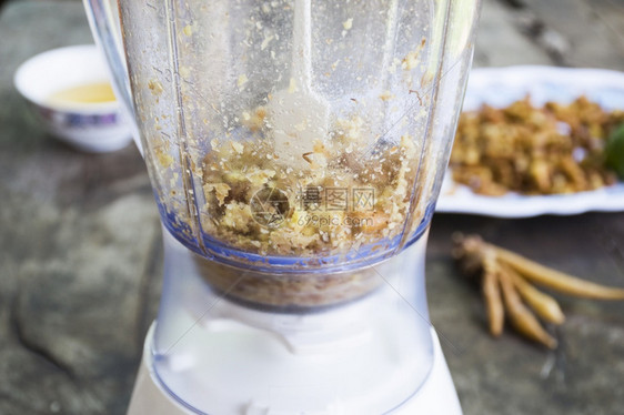 冠状花园Kaempferia是顺滑的直到精细地使用电动设备润滑剂成分和搅拌机煮药用烹饪泰国食品Kaempferia提取反Covi图片